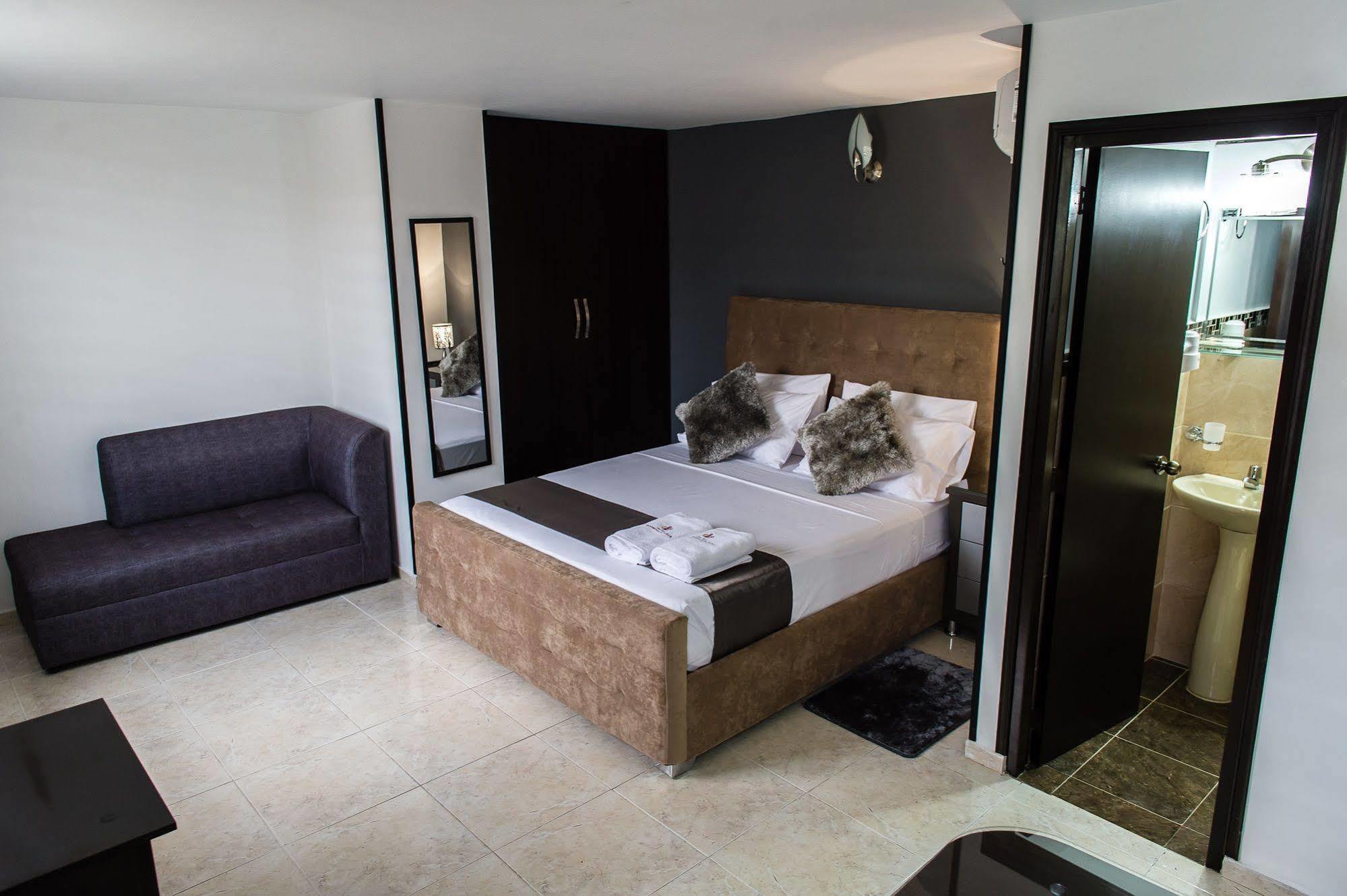 Hotel Roosevelt Plaza Cali Bagian luar foto